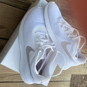 Size 9.5 - Nike Tanjun White size 9